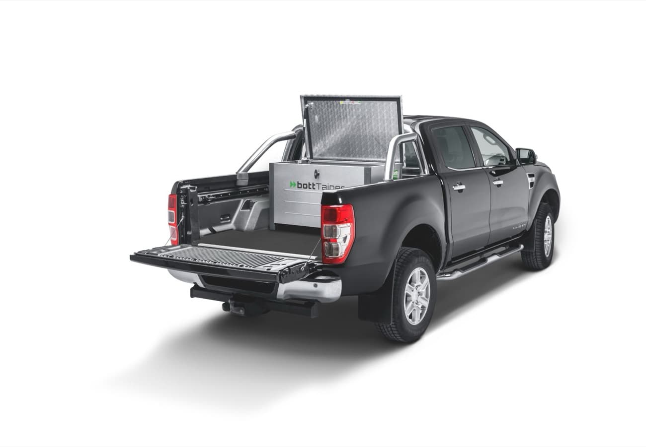Kompaktni bottTainer s otvorenim poklopcem na tovarnom prostoru Ford Ranger pick-upa