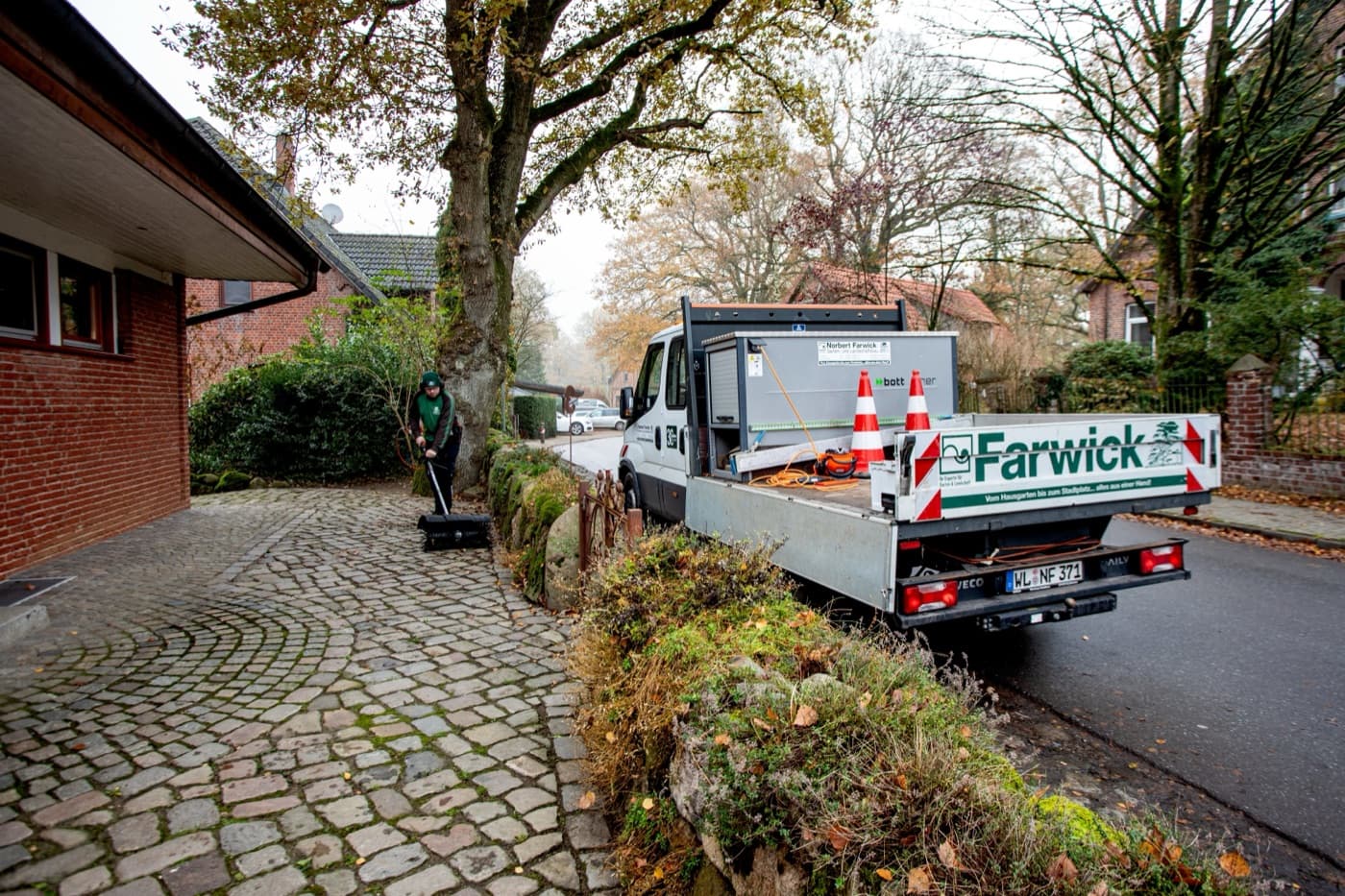 Farwick kiper s bottTainer kutijom i STIHL opremom na terenu, vrtlarska služba