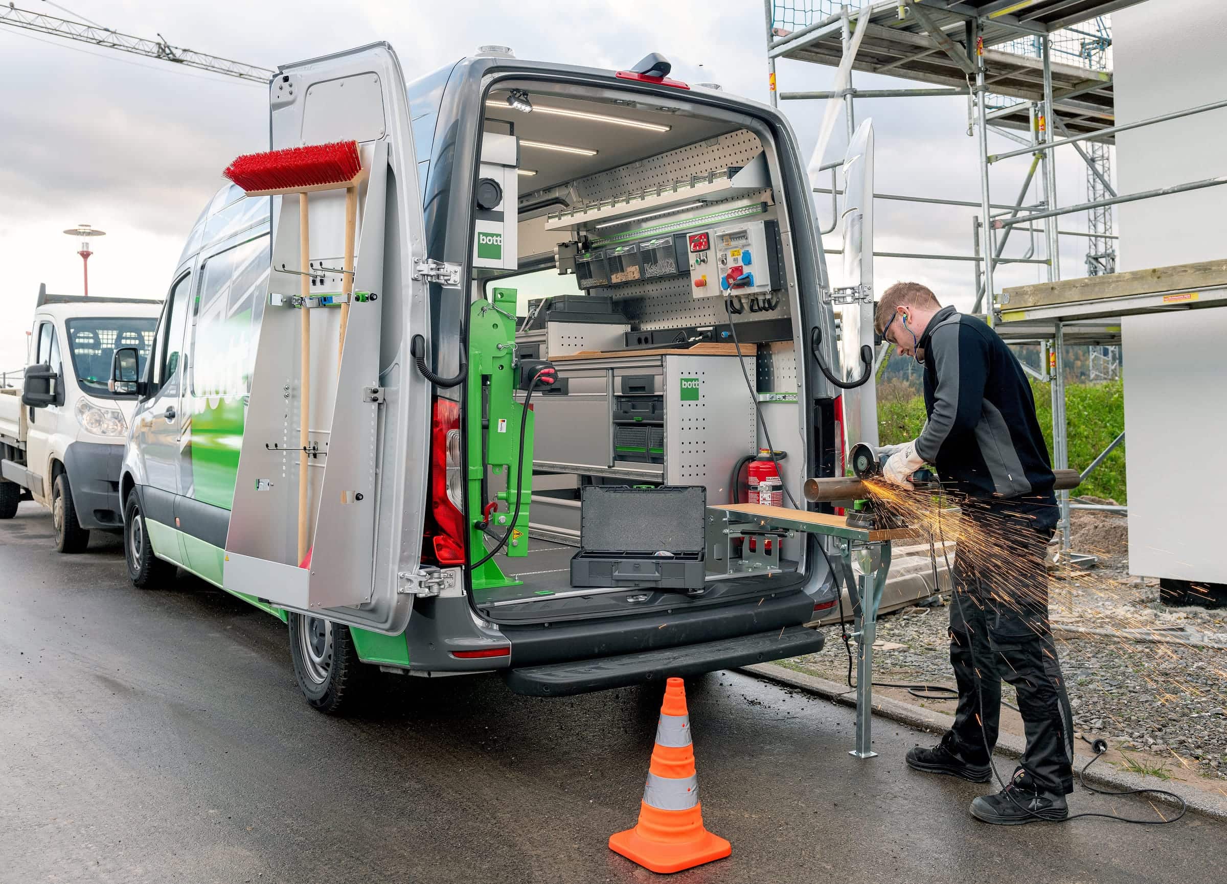 Bott opremljen kombi na gradilištu
