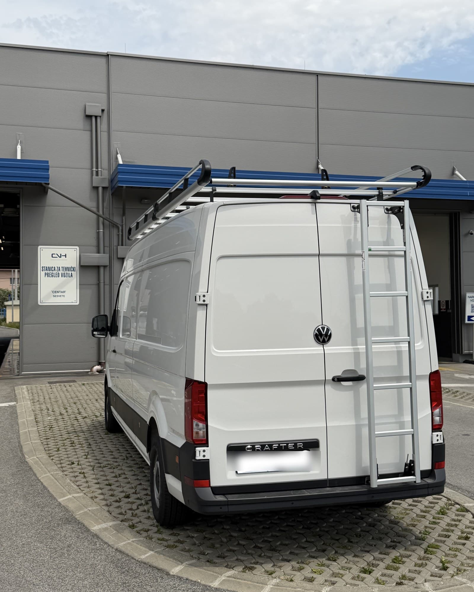 VW Crafter s Van Guard ULTIRack+ krovnom galerijom ispred stanice za tehnički pregled CVH Sesvete