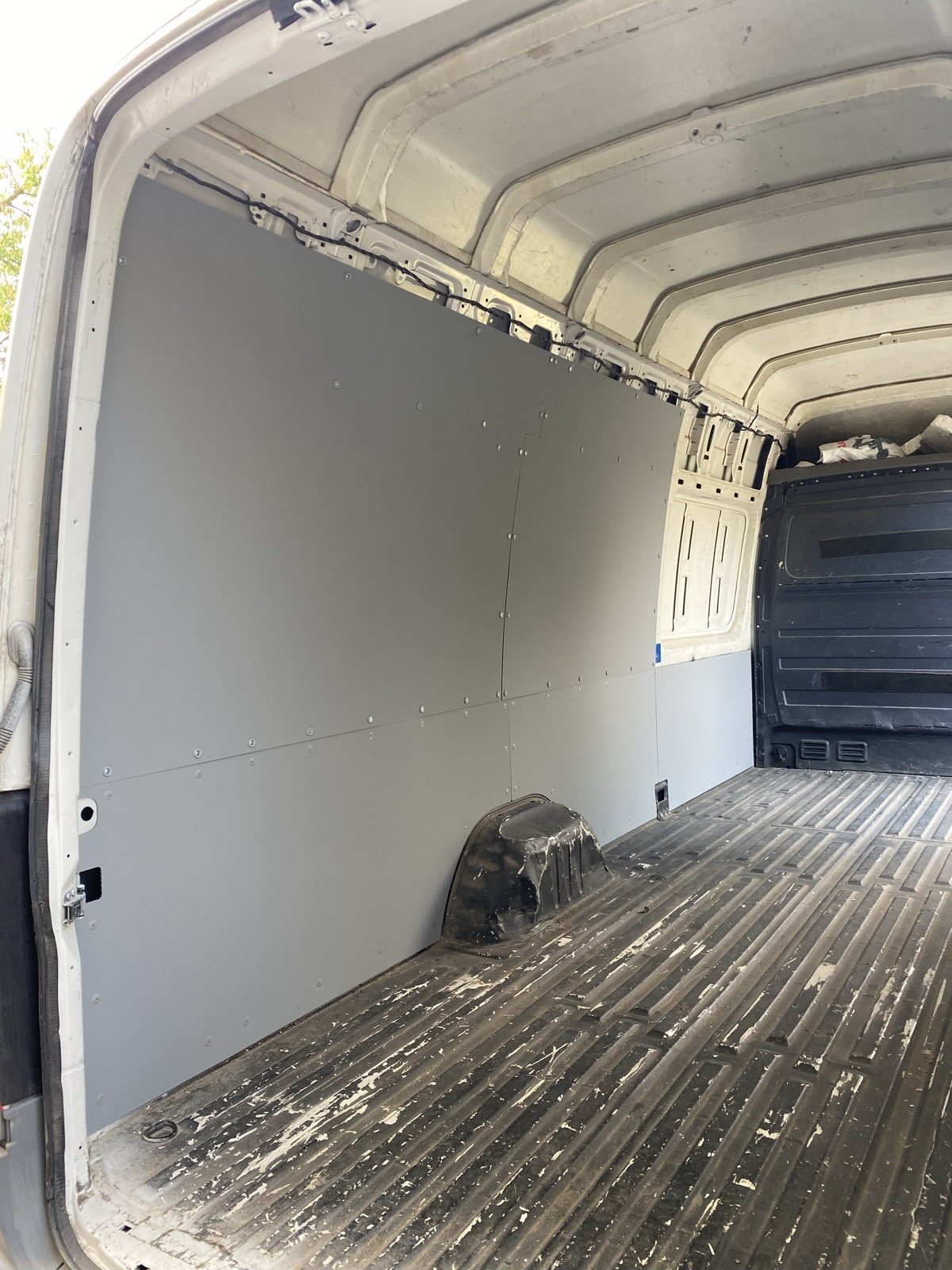 Ugradnja plastičnih bočnih obloga u kombi